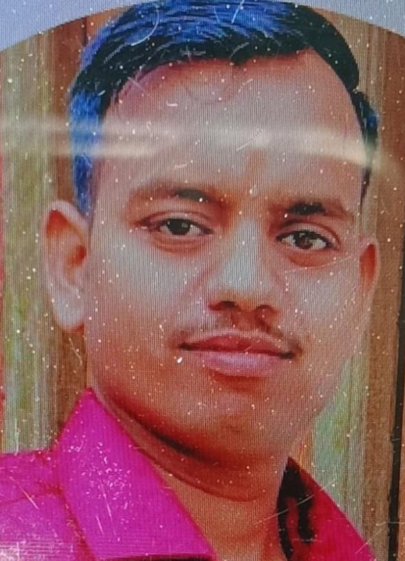 Body of a young man found hanging from a tree near Raniyapur Minor.