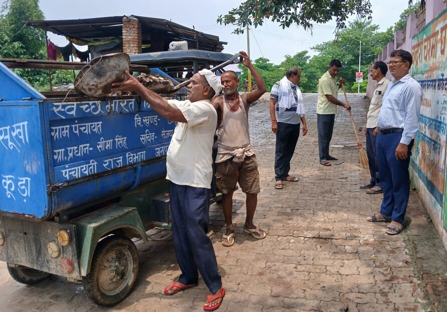 सीतामढ़ी में मेला क्षेत्र की साफ सफाई करते कर्मचारी।संवाद