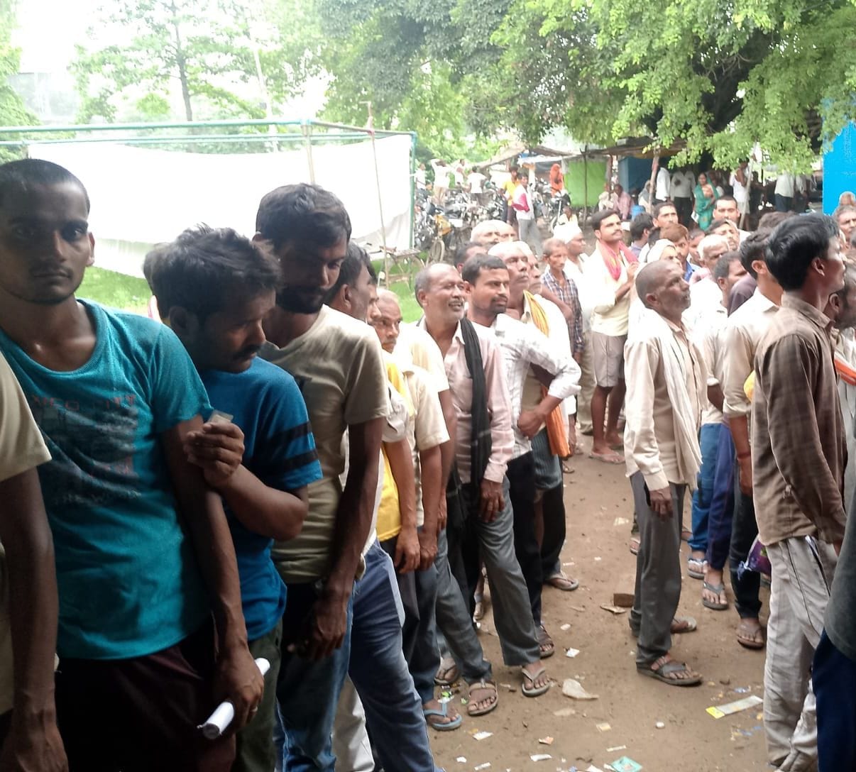 स्थानीय ब्लॉक क्षेत्र की समितियों पर उन किसानों को यूरिया नहीं मिल पा रही जिनकी फार्मर रजिस्ट्र