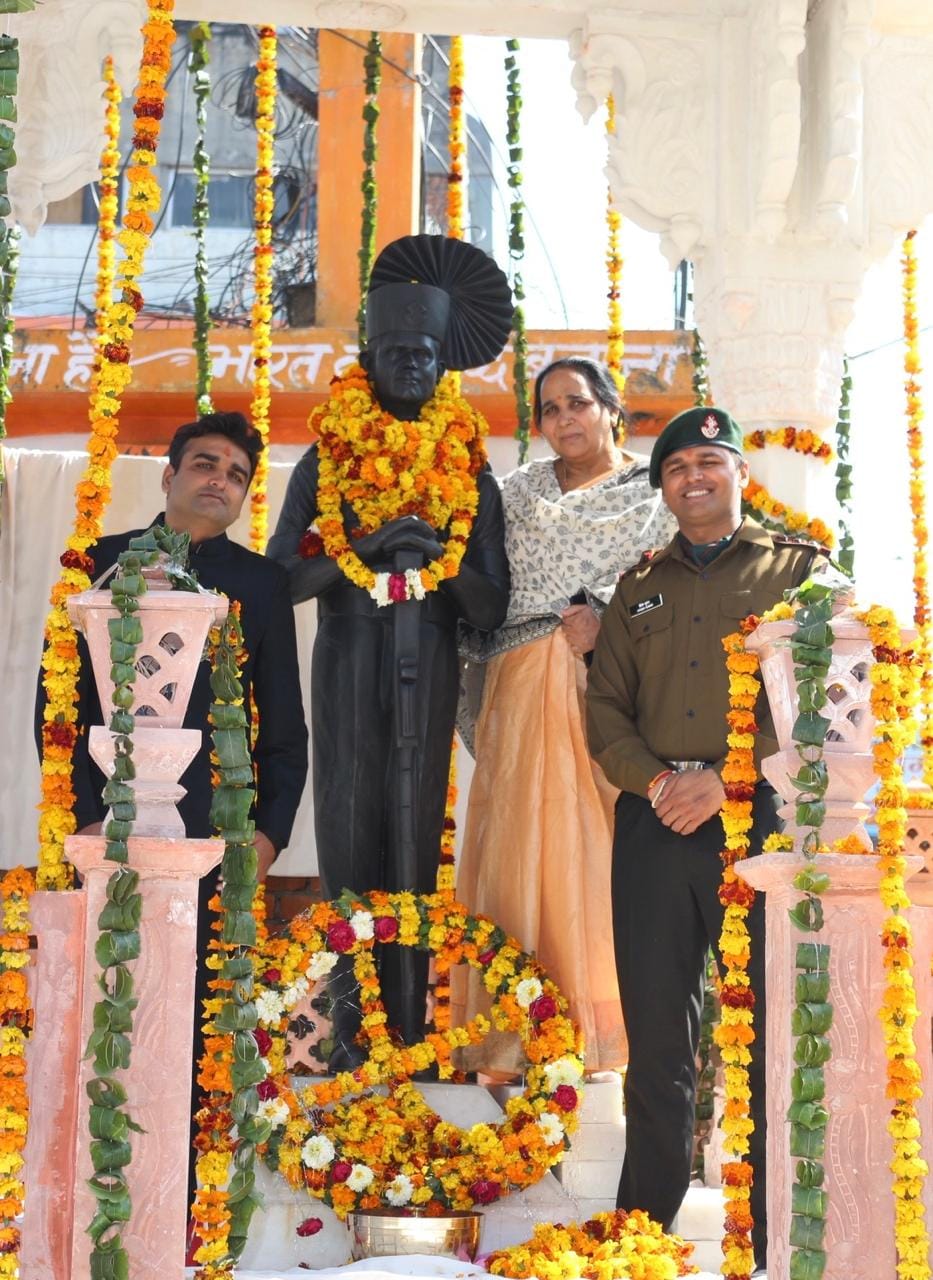 सिविल लाइन स्थित शहीद बचन सिंह की प्रतिमा के साथ कामेश व दोनों बेटे। स्रोत फाइल फोटो