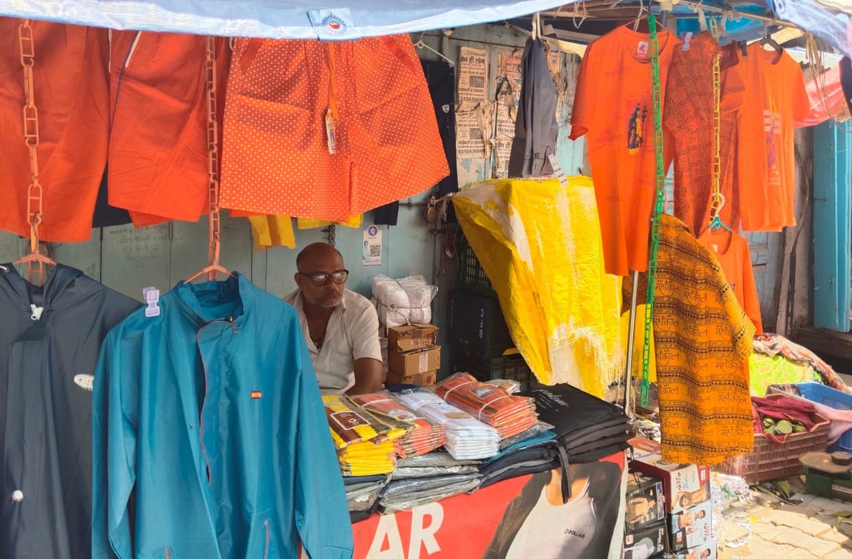 From July 30, rainy season, shops decorated with saffron T-shirts and towels