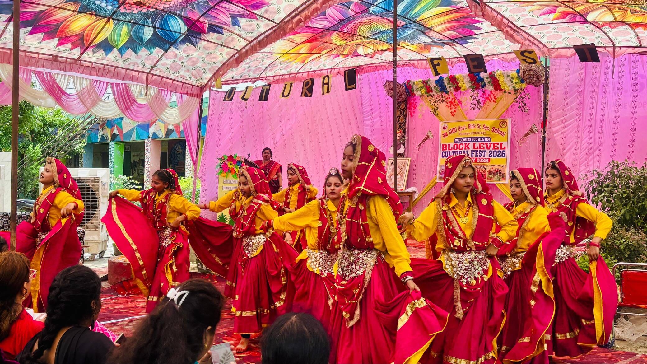 शहजादपुर के पीएम श्री कन्या वरिष्ठ माध्यमिक विद्यालय में हरियाणवी नृत्य करतीं छात्राएं। प्रवक्त
