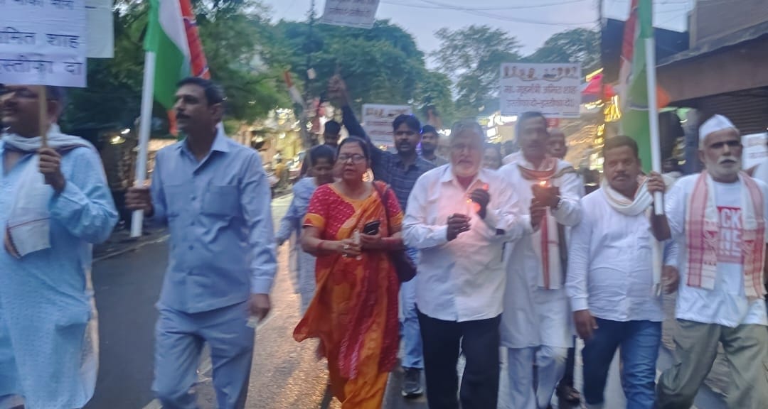 शहर में कैंडल मार्च निकालते कांग्रेस पदाधिकारी। स्रोत : पार्टी