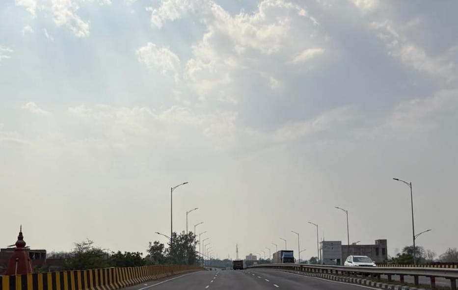 शाम के समय आसमान में छाया बादल। संवाद