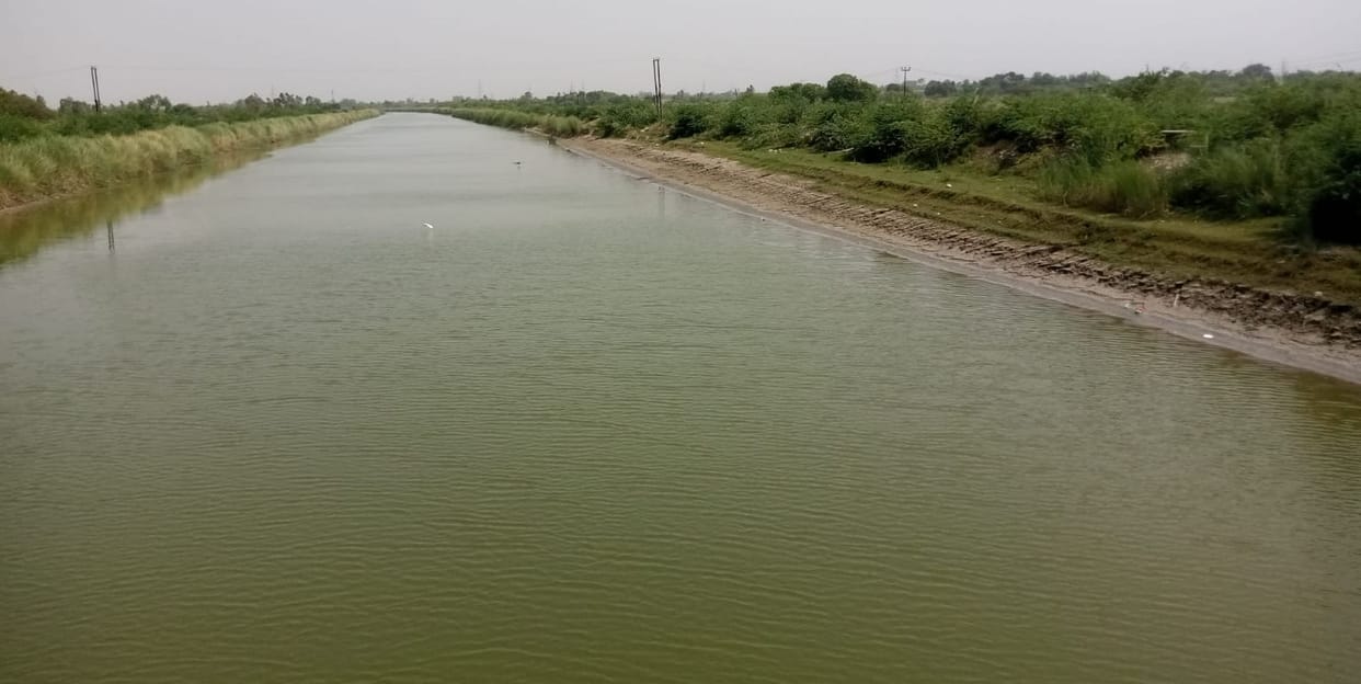 Leakage in Behta Bridge of Sharda Sahayak Canal; water flow stopped