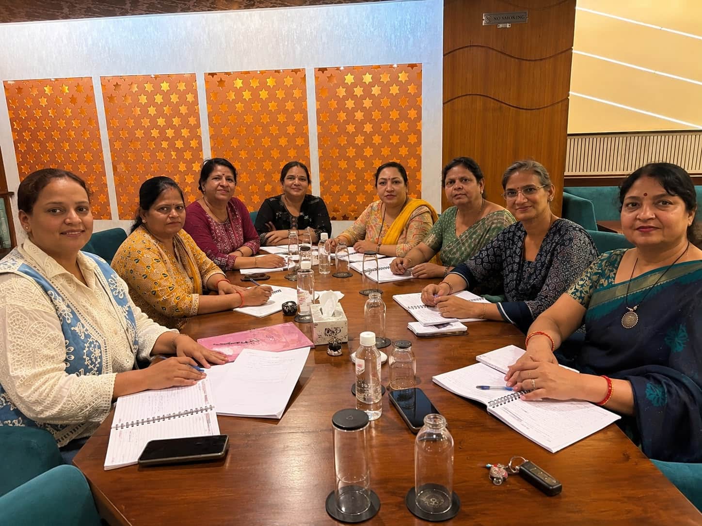 तीज महोत्सव की तैयारियों को लेकर बातचीत करते रुस्तगी महिला मंडल के पदाधिकारी। स्रोत : संस्था