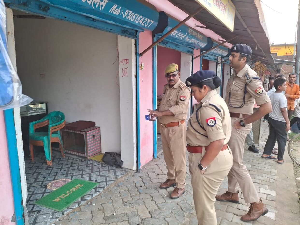 No clue found regarding the theft of goods worth lakhs from the jeweller's shop.