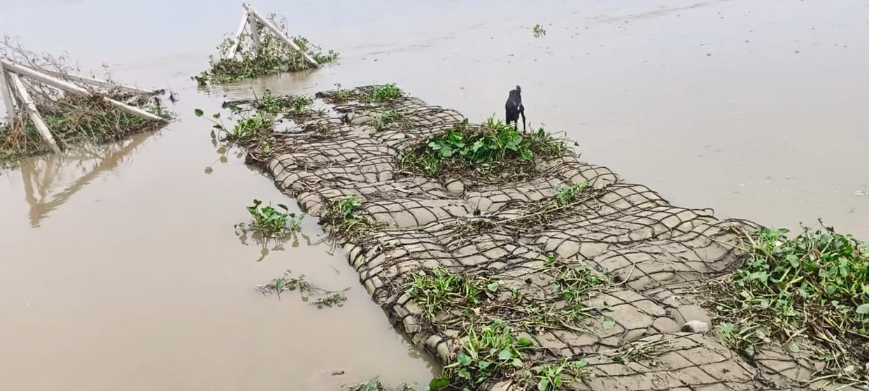 Flood protection works remain incomplete despite an expenditure of four crore rupees; villagers are concerned.