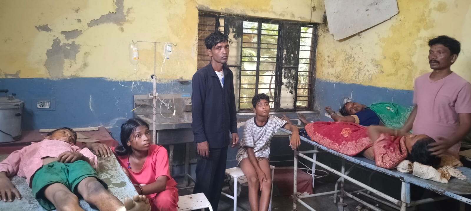दुद्धी सीएचसी में भर्ती आकाशीय बिजली में झुलसे मरीज-संवाद