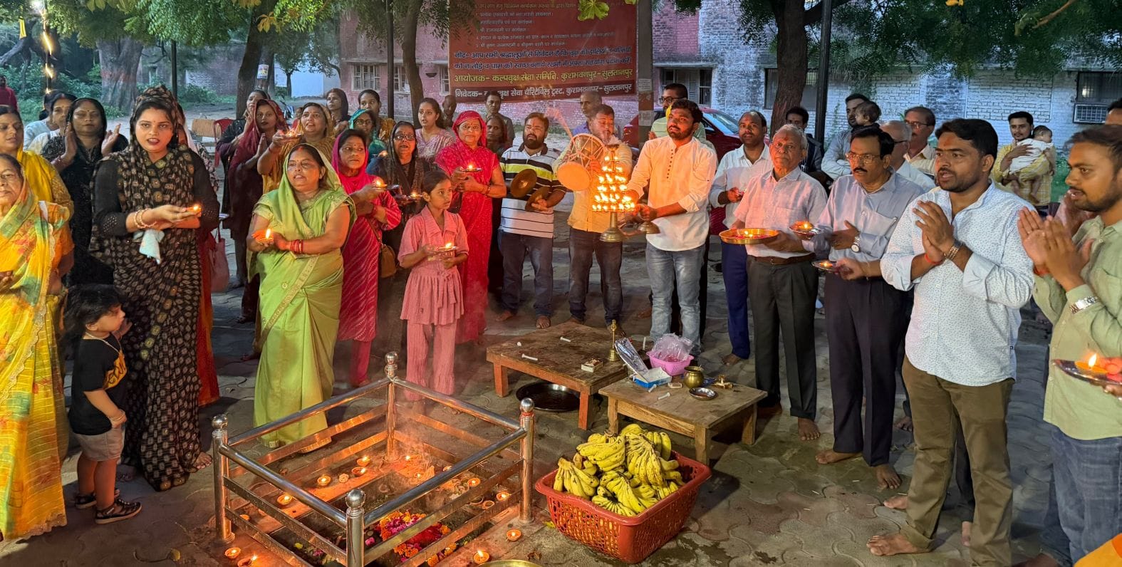 देवशयनी एकादशी पर कल्पवृक्ष की आरती करते श्रद्धालु। स्रोत-सोशल मीडिया