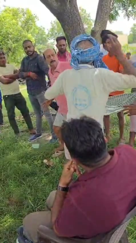 Two parties clashed in front of the electricity corporation team that had arrived to erect a pole in the field.