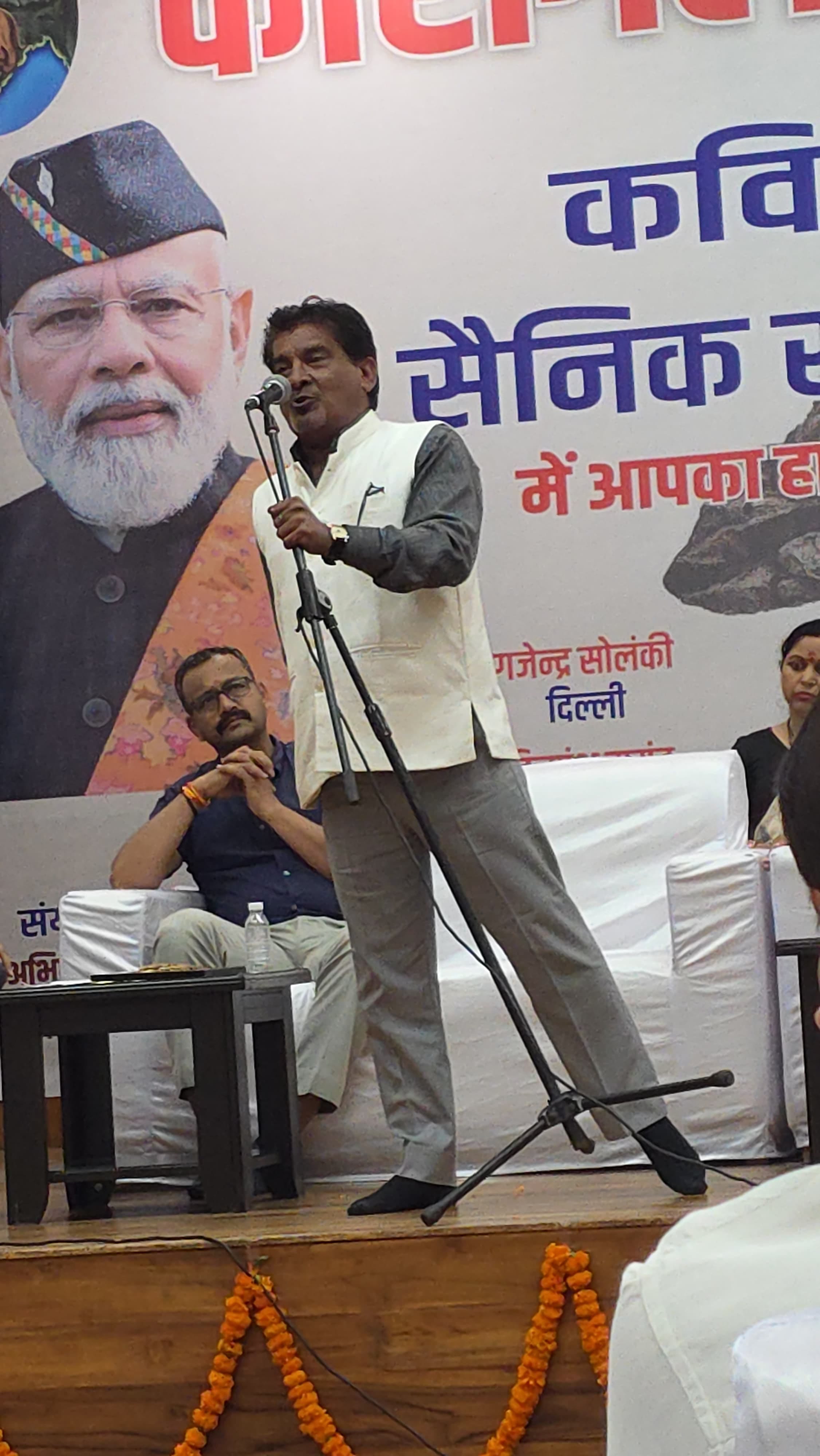 उत्तराखंड में कविता पेश करते जहांगीराबाद क्षेत्र के गांव गहना निवासी अंतरराष्ट्रीय कवि जसवीर हल