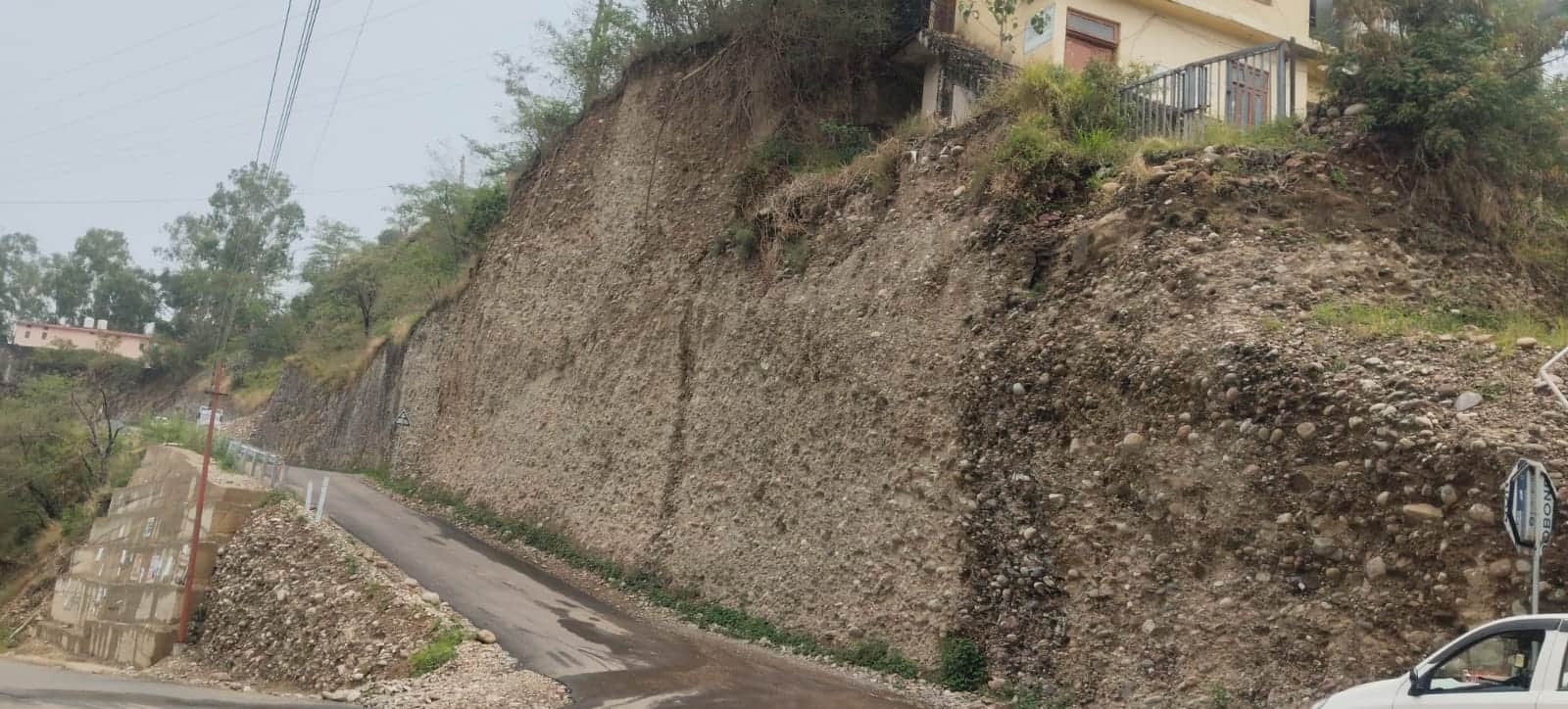ऊहल चौक पर बरसात के दिनों में गिरता मलबा। संवाद