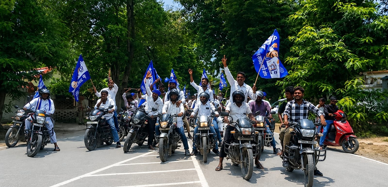 विभिन्न मांगों को लेकर बाइक जुलूस निकालकर कलेक्ट्रेट परिसर में प्रदर्शन करते भीम आर्मी के पदा