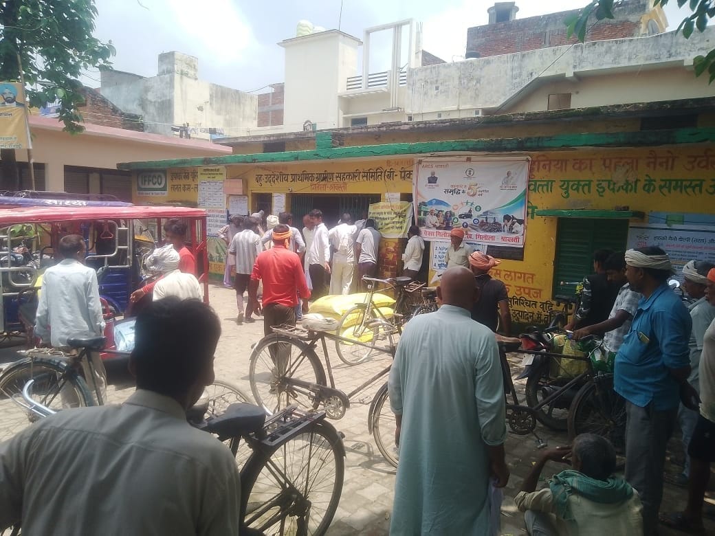 यूरिया के लिए गिलौला स्थित बी-पैक्स समिति में लगी किसानों की भीड़। -संवाद