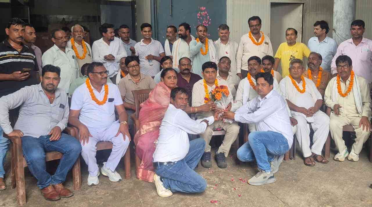 17-पूर्वांचल एकता सेवा समिति के चुनाव में जीत के बाद समाज के लोगों के साथ नवनिर्वाचित प्रधान सं