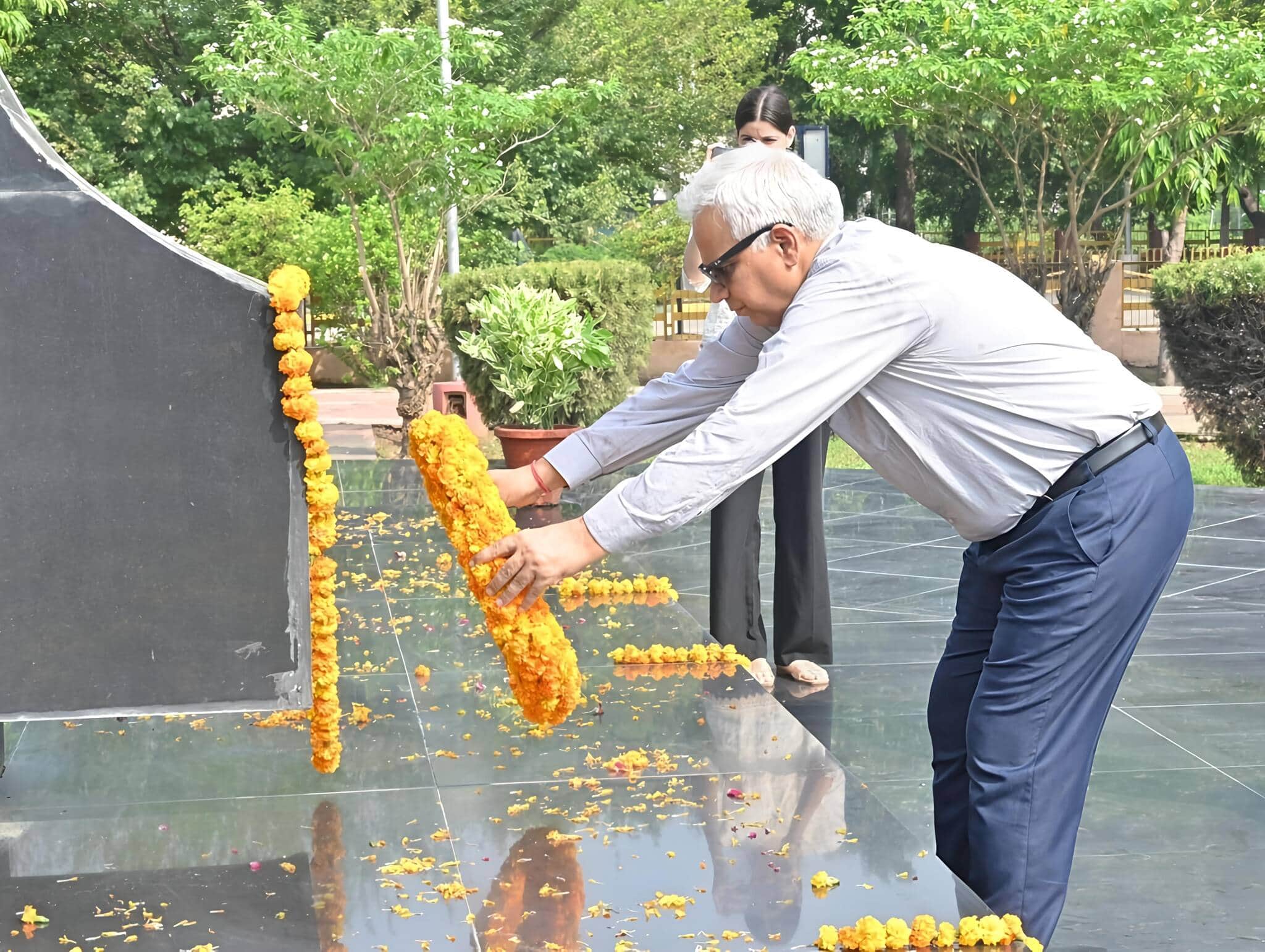 39 एमडीयू कुलपति प्रो.मिलाप पुनिया कारगिल दिवस पर श्रद्धांजलि देते हुए।स्रोत: एमडीयू