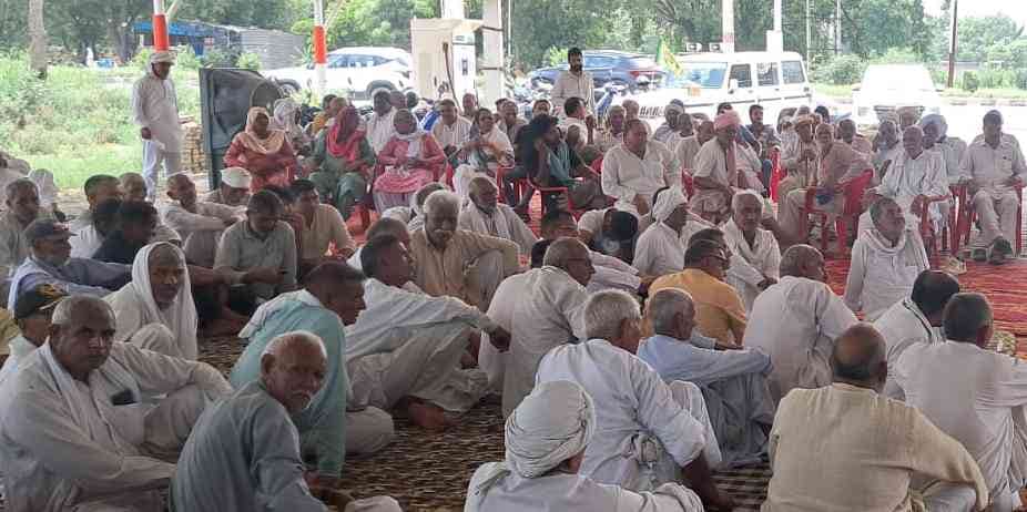 43-मकडोली टोल पर हुई महापंचायत में शामिल खाप प्रतिनिधि। खाप