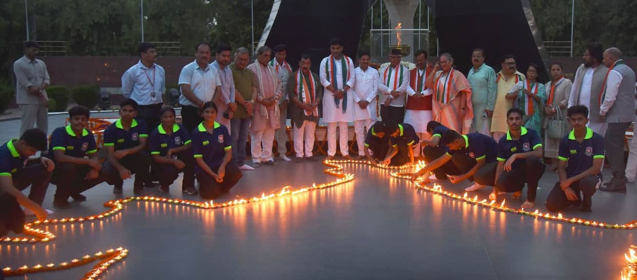 Paid tribute to the martyrs by lighting 527 lamps.