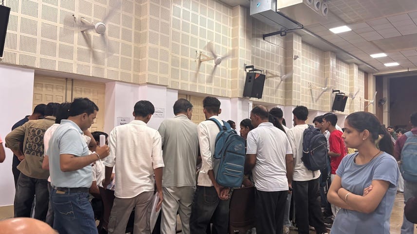 आरकेएसडी कॉलेज में रविवार को भी दाखिलों के लिए लगी भीड़। कॉलेज