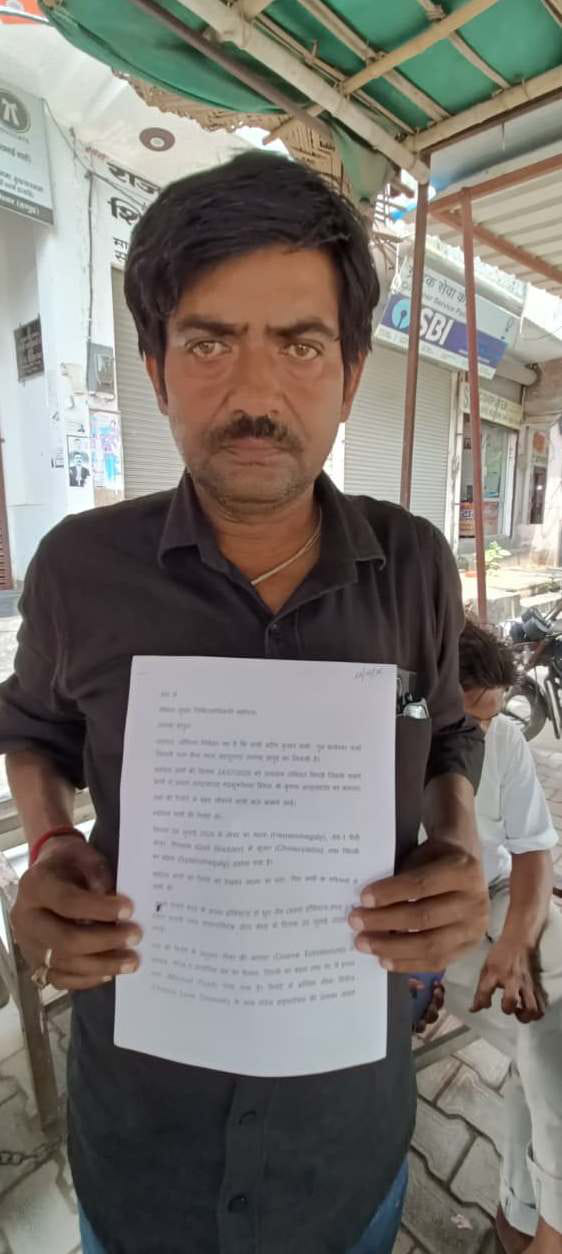 अल्ट्रासाउंड सेंटर संचालक पर गलत रिपोर्ट देने का आरोप लगाते प्रदीप। संवाद