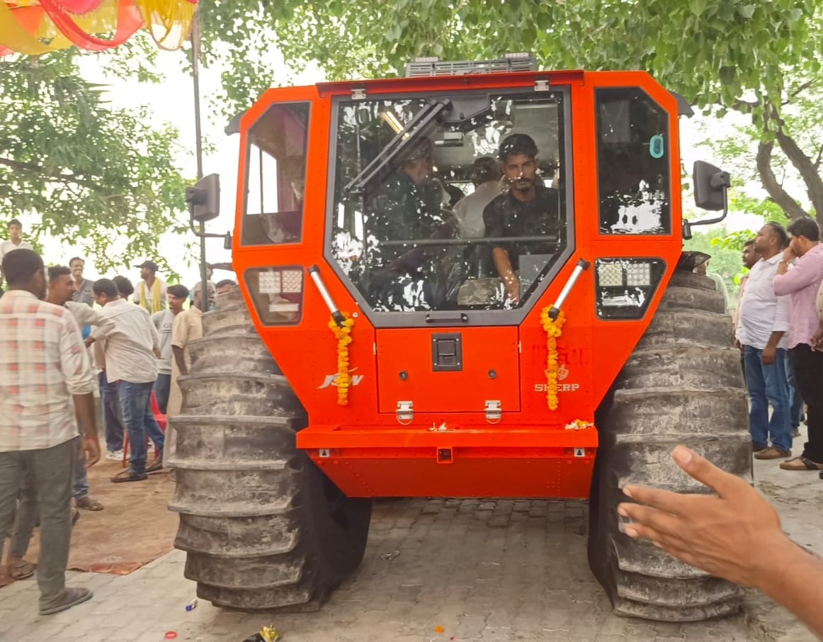 बाढ़ रेस्क्यू वाहन का उद्धाटन करती जिलाधिकारी प्रियंका निरंजन, विधायक प्रेमनरायन पांडेय व प्रती