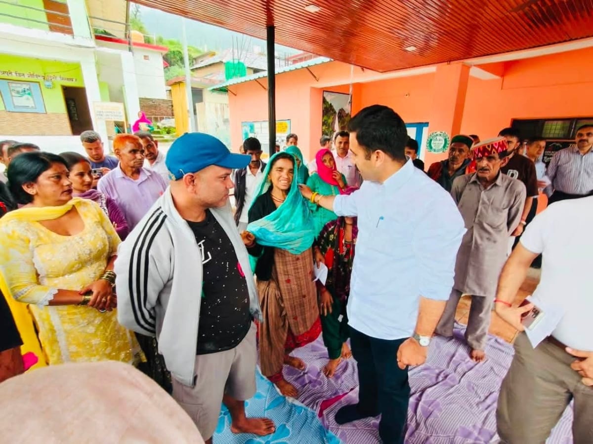 Minister Vikramaditya Singh met disaster-affected families in Boh.