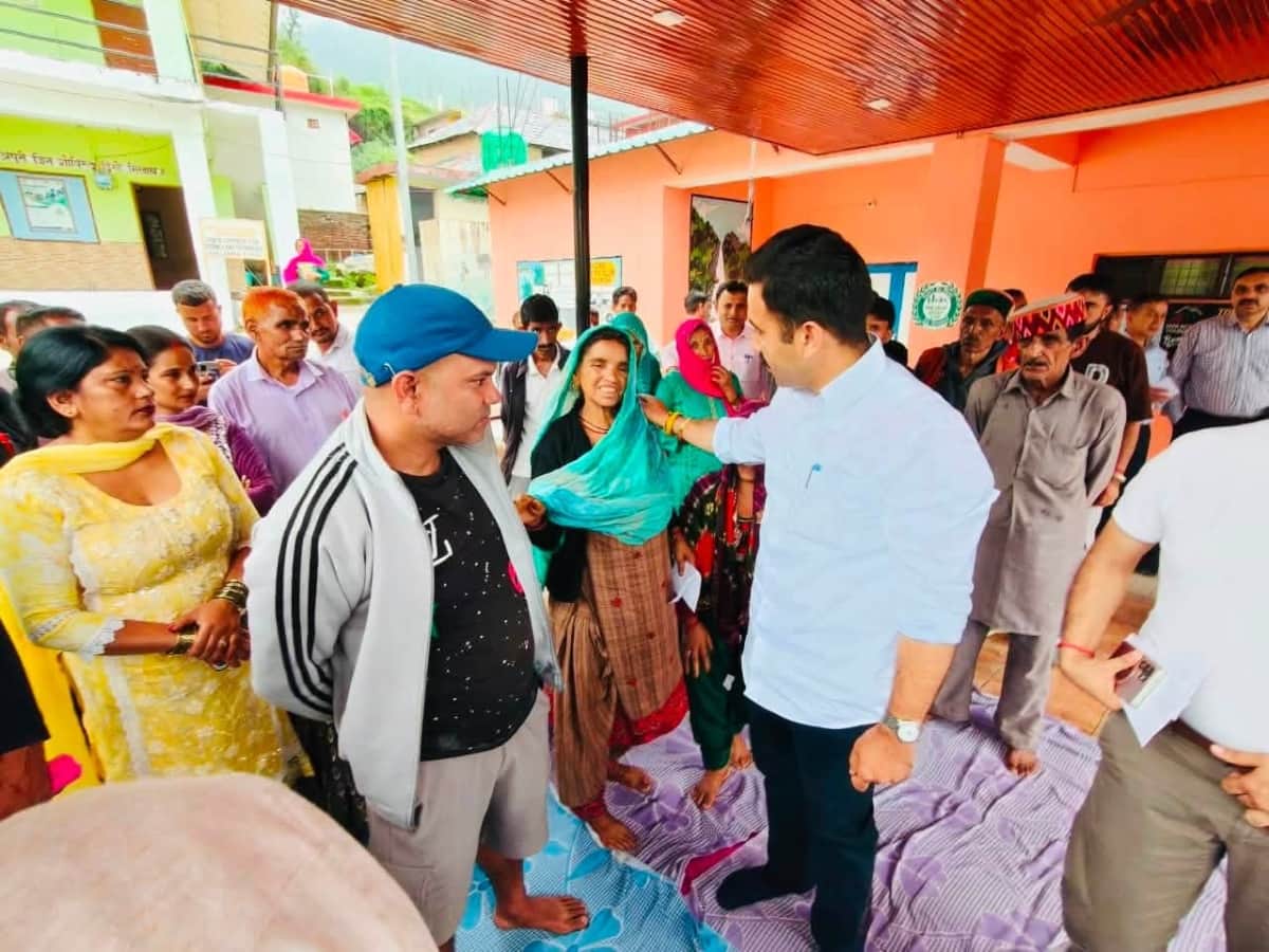 बोह में आपदा प्रभावितों से मिलते हुए लोक निर्माण मंत्री विक्रमादित्य सिंह। स्रोत: डीपीआरओ
