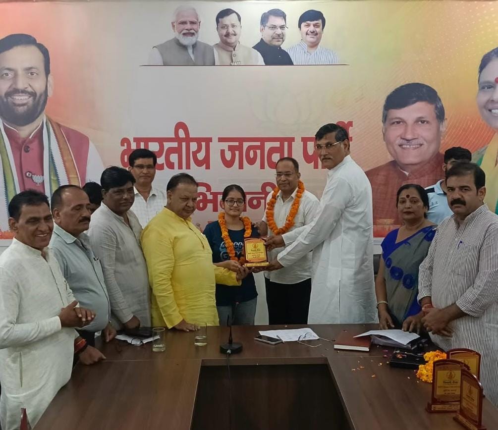 Meritorious students who succeeded in NEET felicitated.