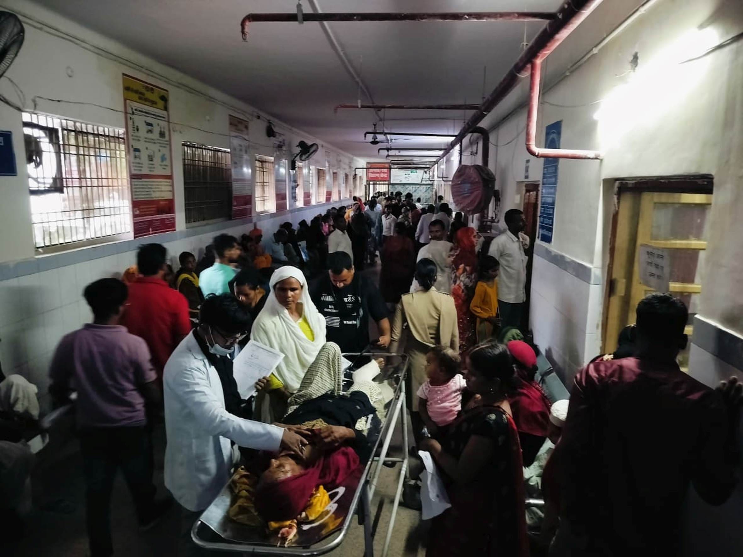 बहराइच मेडिकल कॉलेज में ओपीडी के बाहर लगी मरीज व तीमारदारों की भीड़।