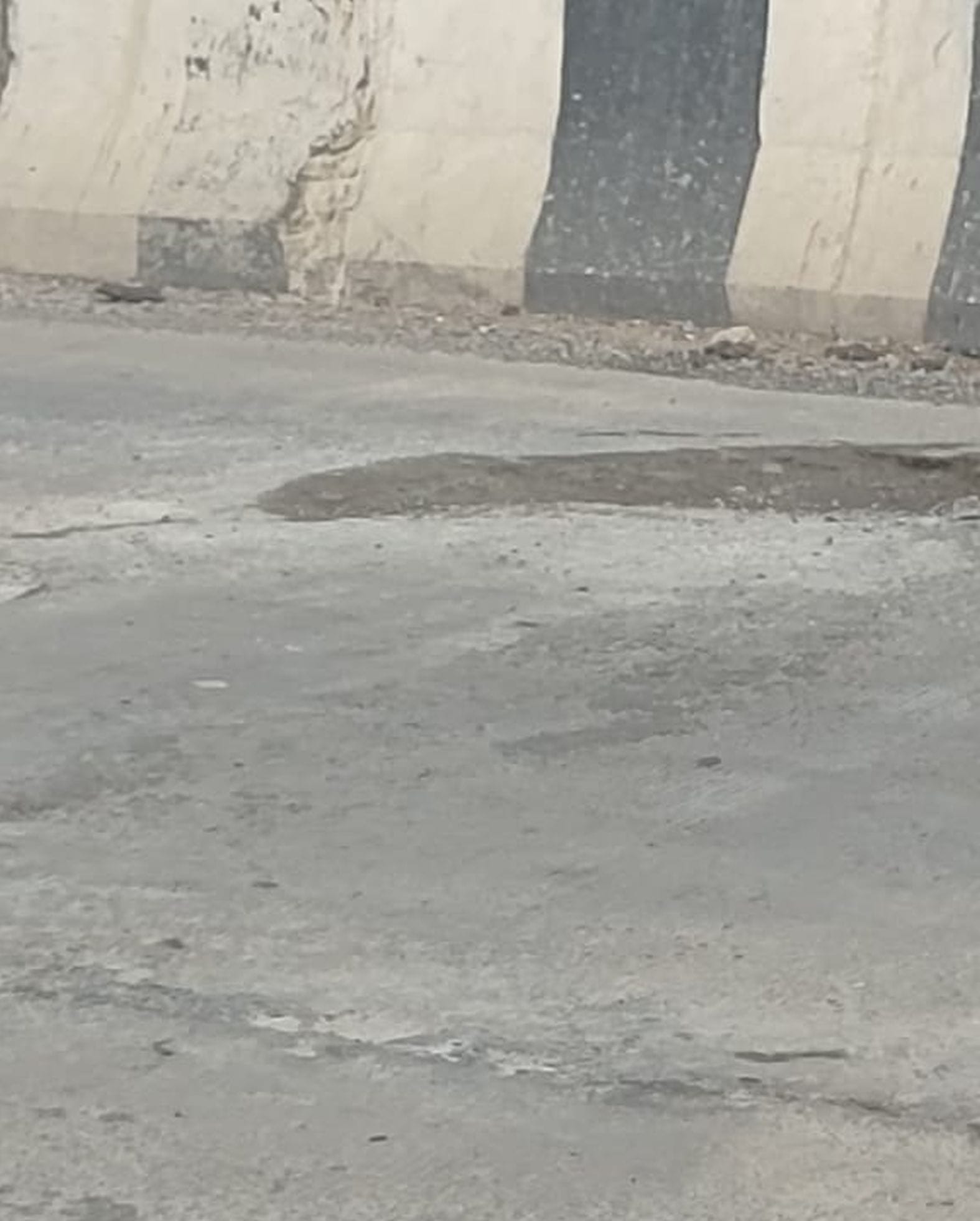 भदैंया में लखनऊ-वाराणसी हाईवे के हनुमानगंज आरओबी पुल पर बना गड्ढा। संवाद