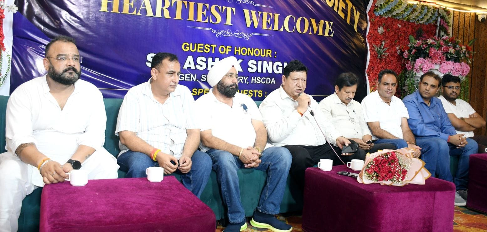 भिवानी में आयोजित केमिस्टों की बैठक को संबोधित करते वक्ता