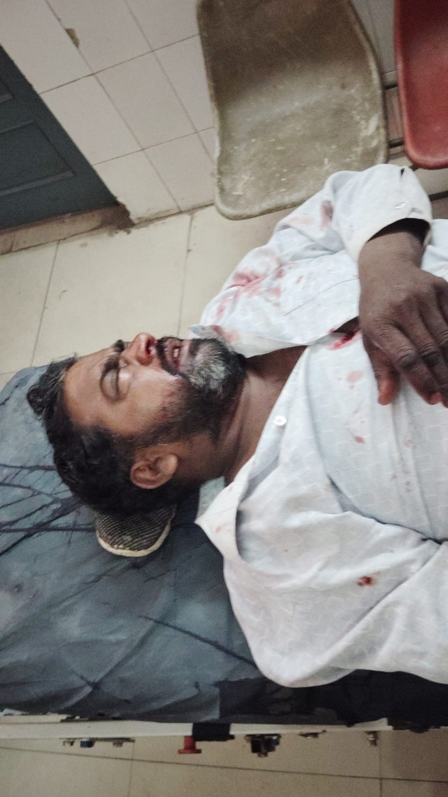 Two injured, including a sub-inspector, in collision between motorcycles.