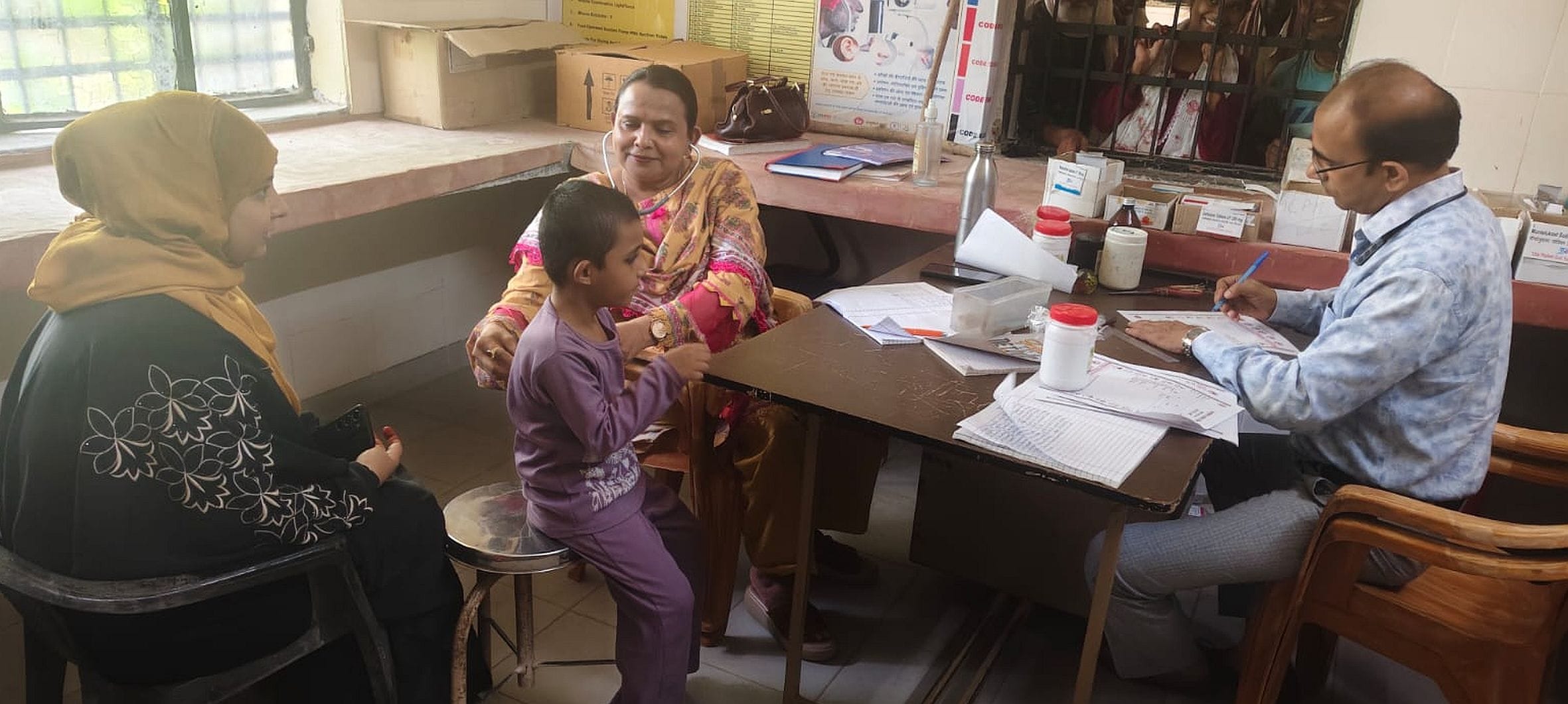  बाजारशुकुल के महोना पीएचसी पर मरीजों का इलाज करते चिकित्सक। संवाद