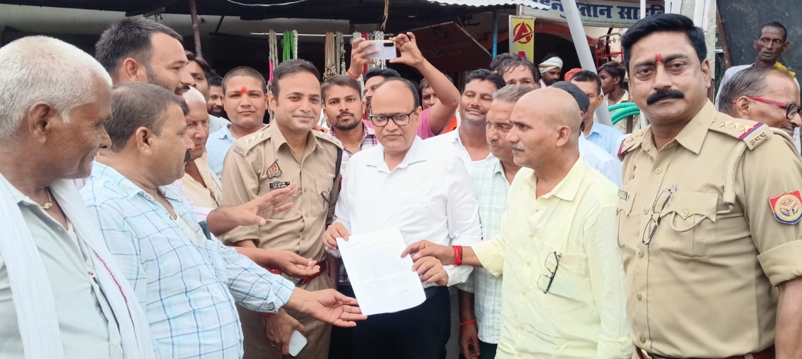  बेलसर के आजाद नगर में ज्ञापन सौंपते उपभोक्ता। स्रोत: उपभोक्ता