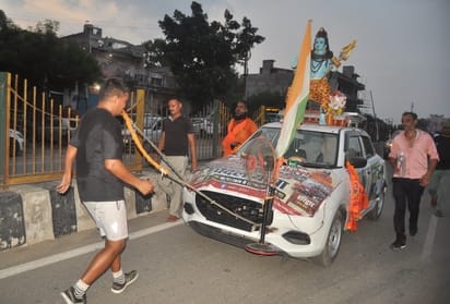 Devotee Narendra is bringing the Kanwar from Haridwar by pulling a car with his teeth.