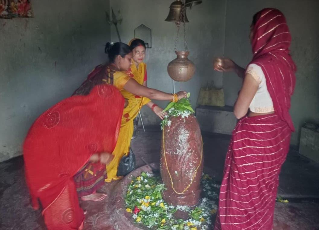 बनीनाथ शिव मंदिर में जलाभिषेक करतीं महिलाएं।