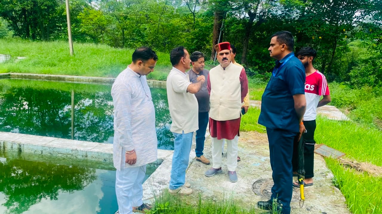 बड़सर विधायक इंद्रदत्त लखनपाल उठाऊ पेयजल आपूर्ति योजना का  निरीक्षण करते हुए। स्रोत : जागरूक पा