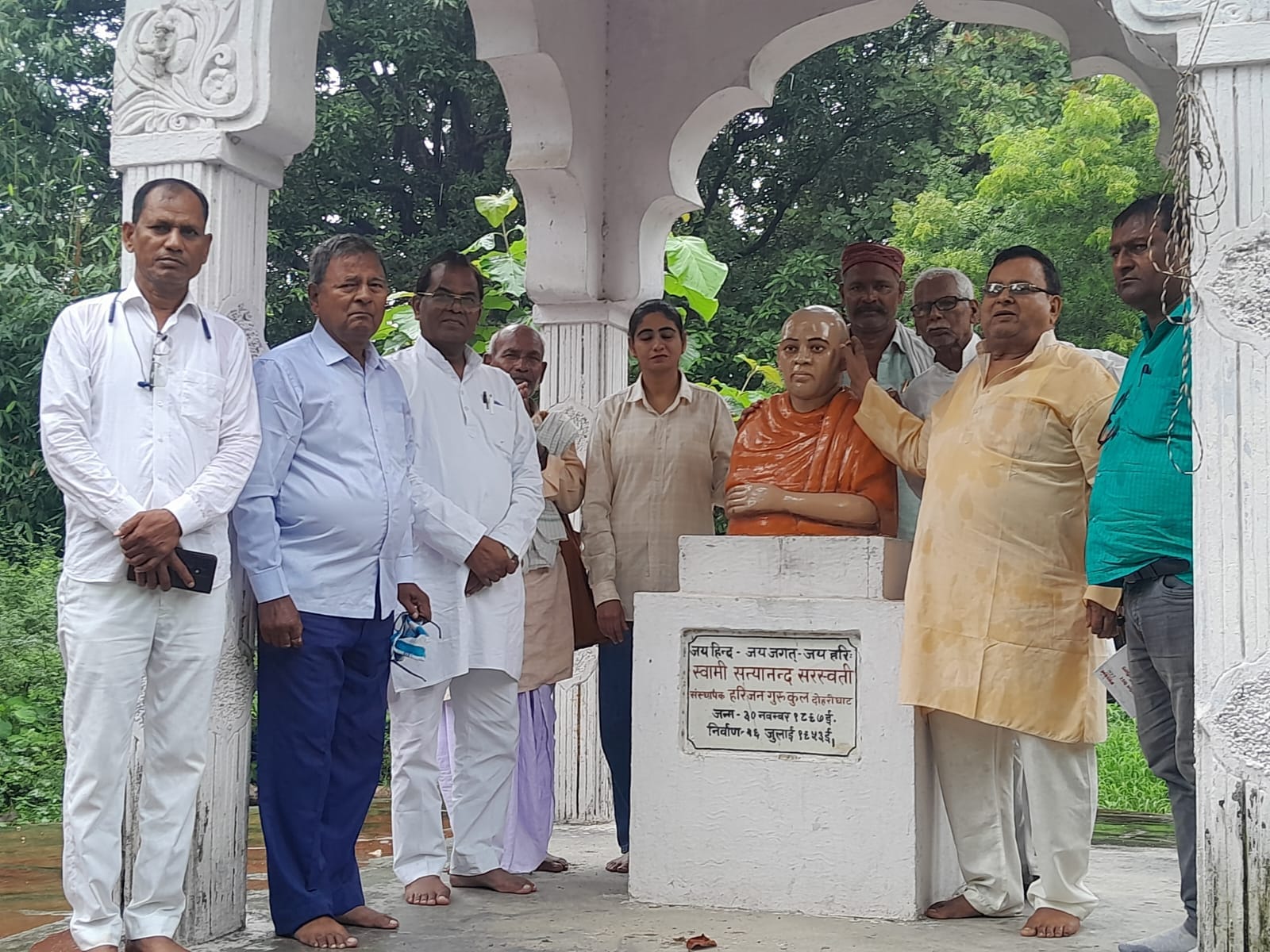 बुढ़ावर गांव मे स्वामी सत्यानंद की पुण्यतिथि की पूर्व संन्ध्या पर लोगाें ने किया नमन।संवाद