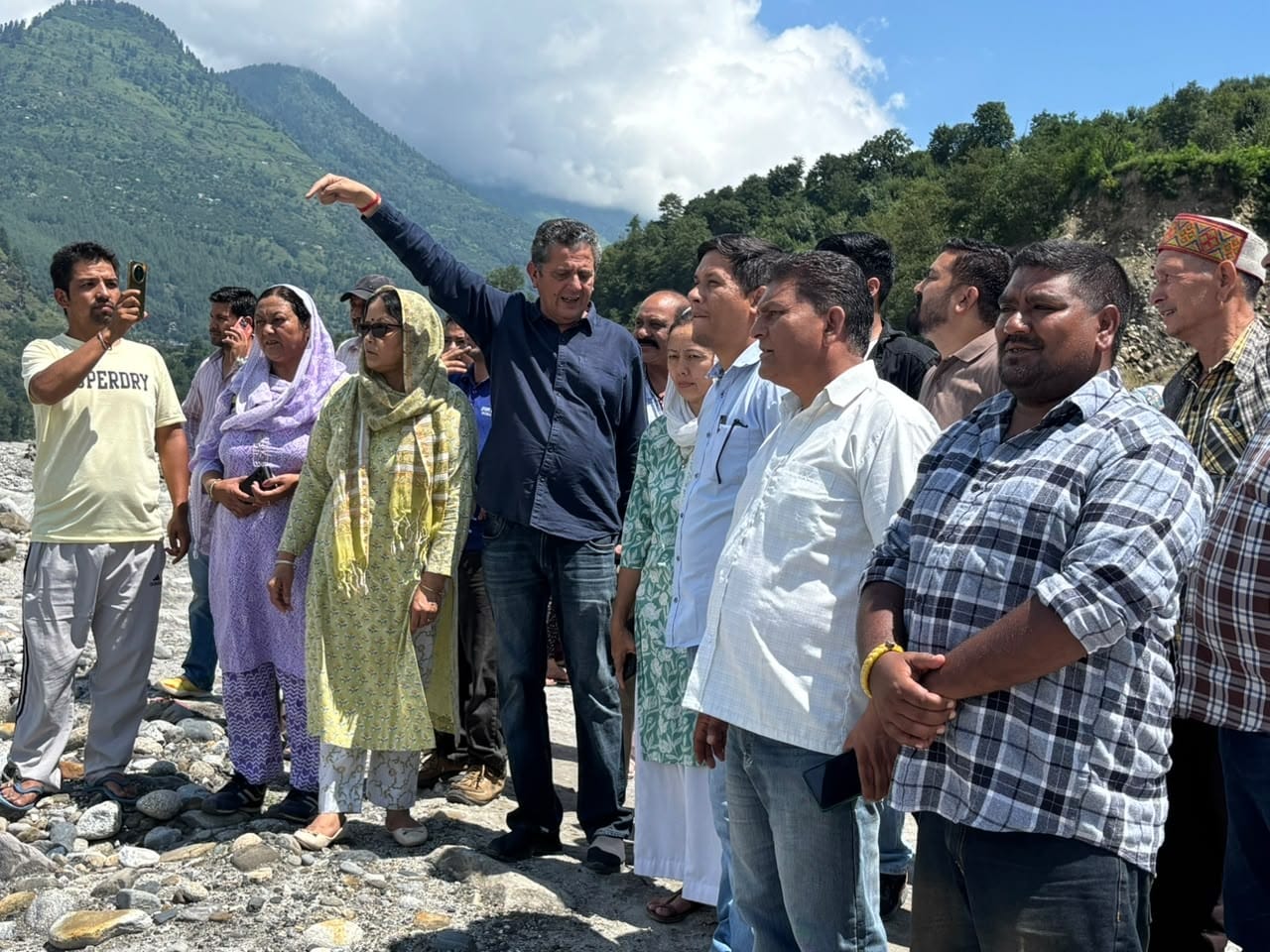 ब्यास नदी जलस्तर बढ़ने पर  ब्यास नदी किनारे माहिली गांव का दौरा करते मनाली के विधायक भुवनेश्वर 