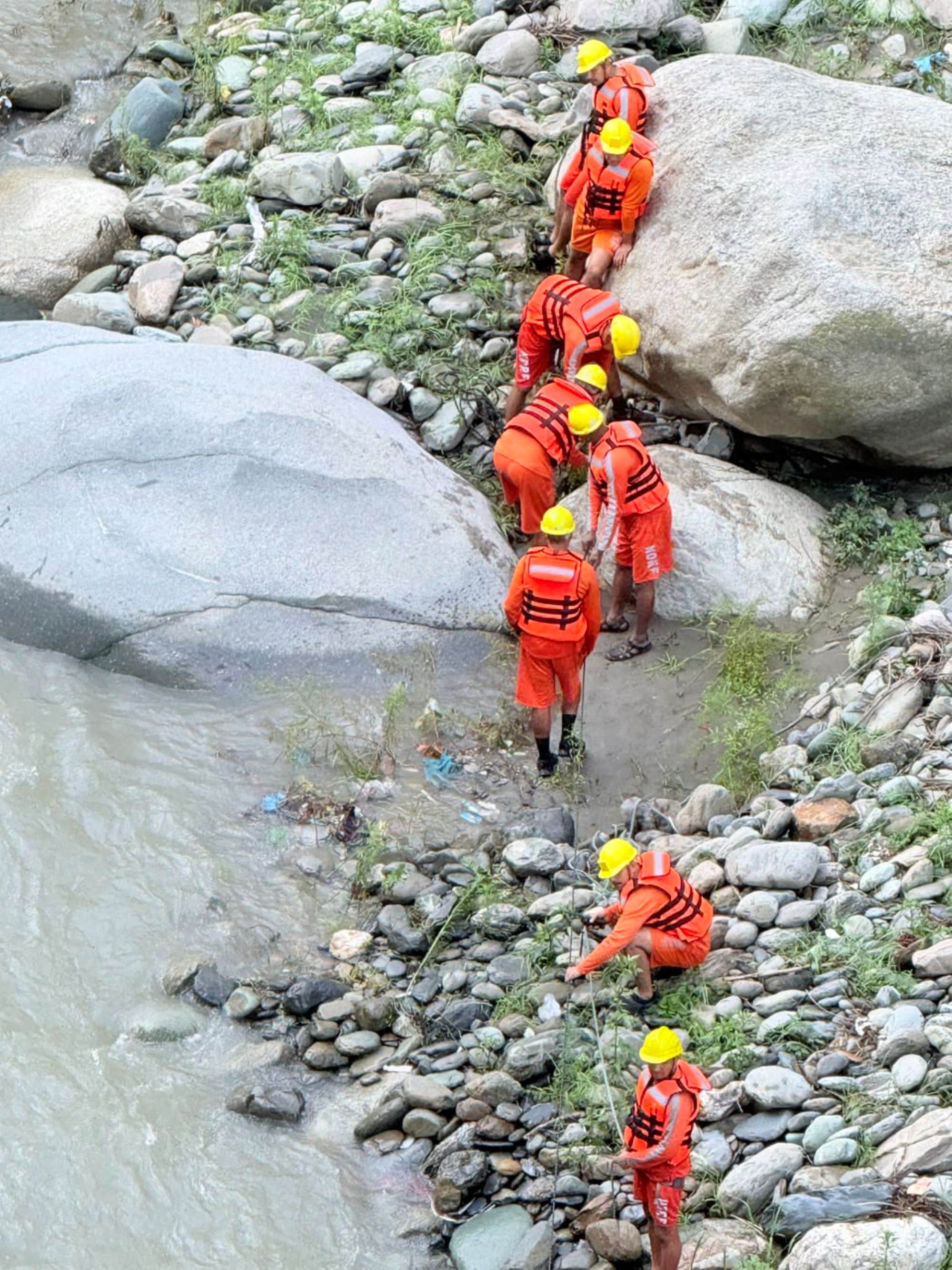 चंबा के साहो मार्ग पर बाइक दुर्घटना के बाद रस्सी के सहारे  नीचे उतर लापता हुए युवक की तलाश कर