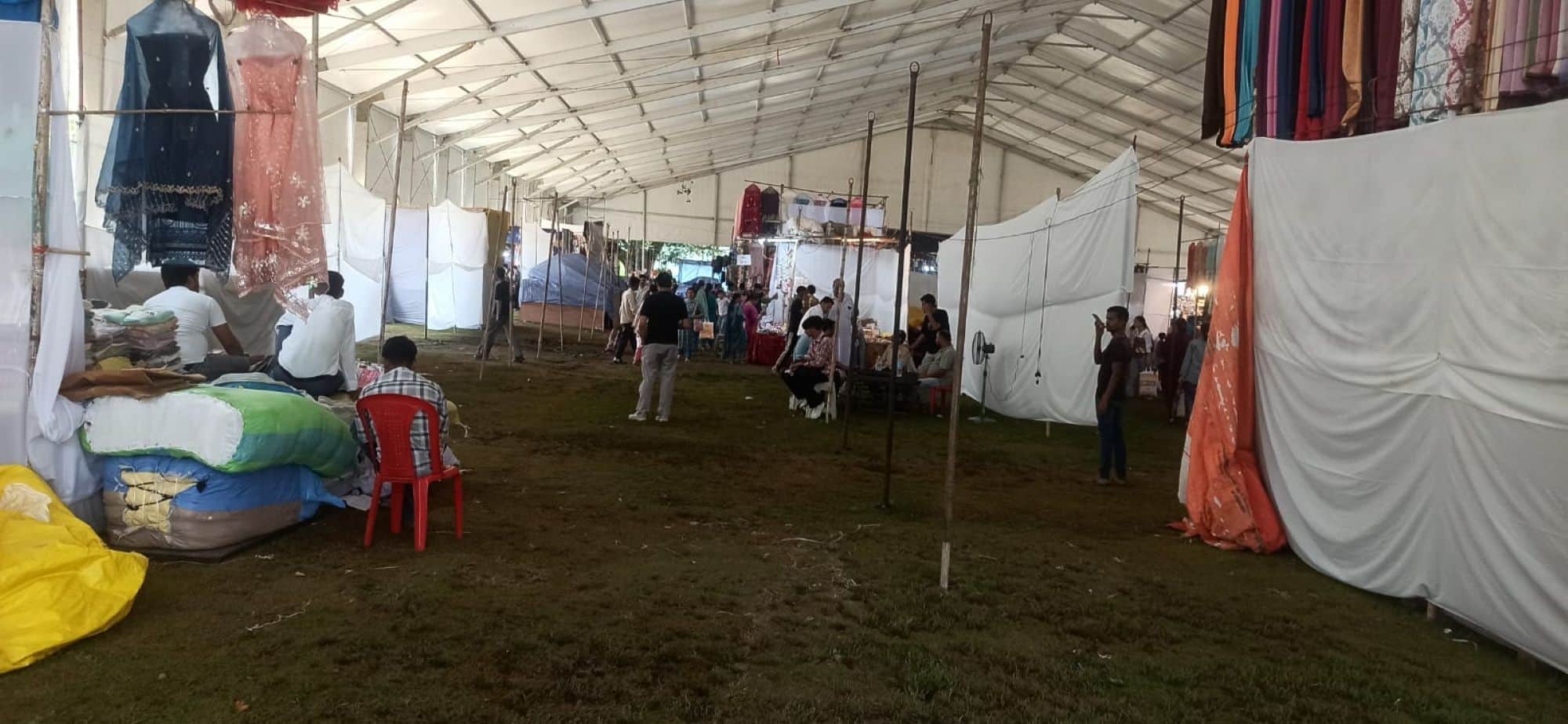 चंबा में मिंजर मेले के दौरान  डोम के अंदर खाली पड़ी दुकानें।संवाद