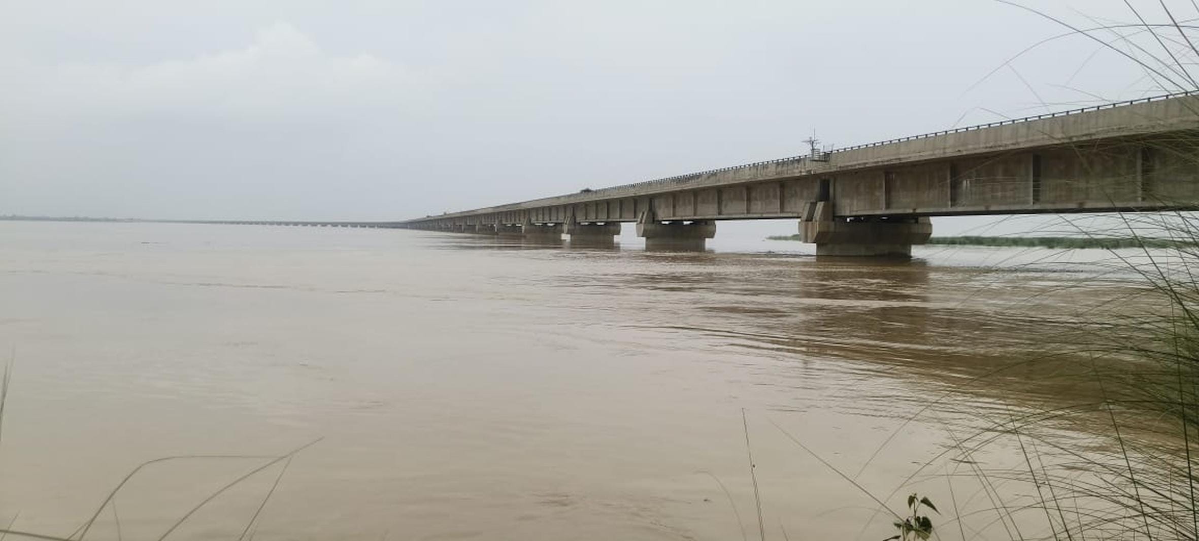 चहलारीघाट पर बढ़ रहा सरयू नदी का जलस्तर। 