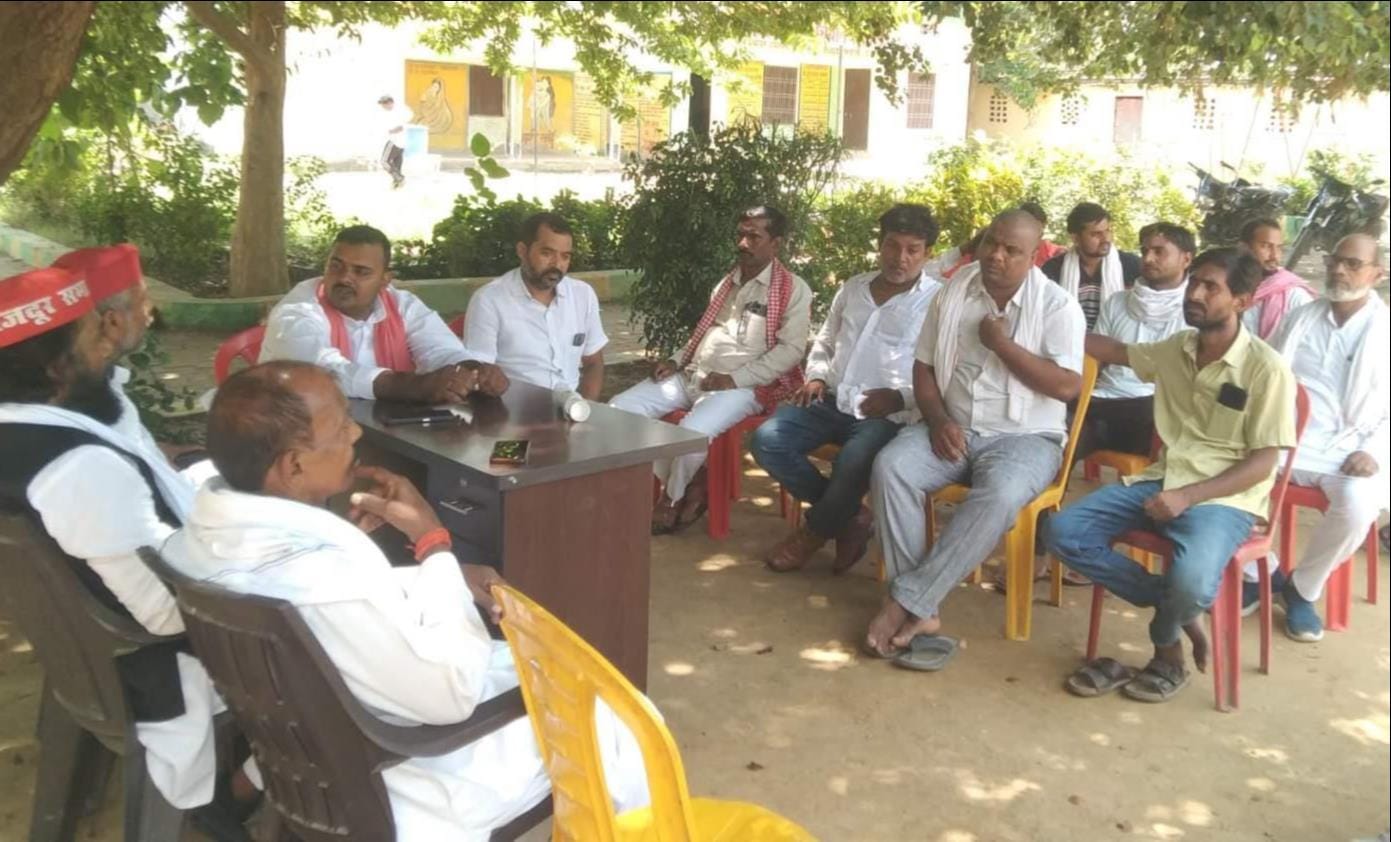 चंदौली के हथियानी में पीडीए चौपाल में बोलते सपा मजदूर सभा के महासचिव आजाद राय। स्रोत:-जागरूक प