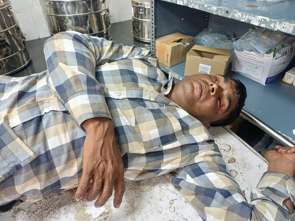 छावनी के नागरिक अस्पताल में उपचाराधीन रजनीश कुमार। संवाद