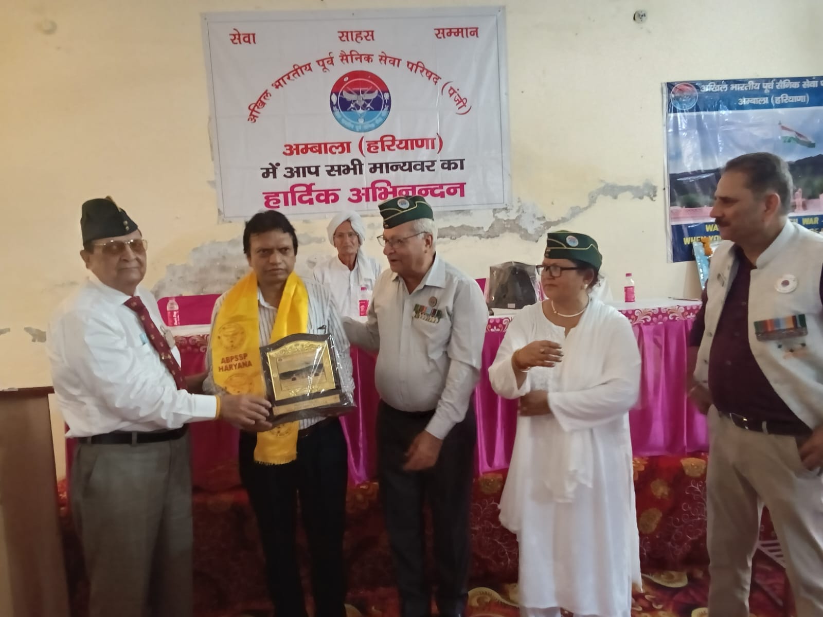 छावनी में आयोजित श्रद्धांजलि समारोह में शहीद लांस नायक विजय कुंडू के पिता जीत राम को सम्मानित क