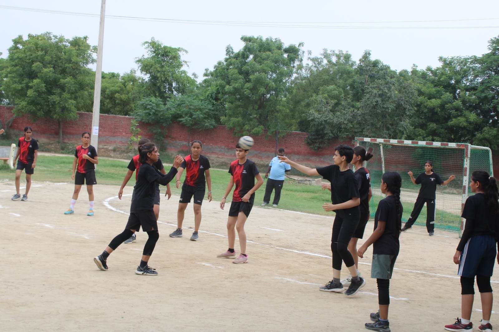 डीएवी पुलिस पब्लिक स्कूल में आयोजित हैंडबॉल मैच में भाग लेते हुए खिलाड़ी। विज्ञप्ति