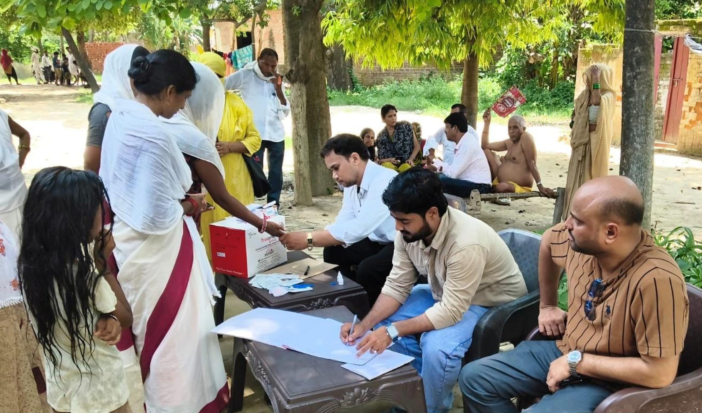 फुलपुरवा में मरीजों की जांच करते चिकित्साधिकारी।