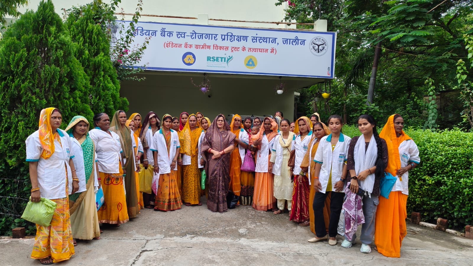 फोटो - 02 प्रशिक्षण प्राप्त करने के बाद खड़ी महिलाएं। संवाद