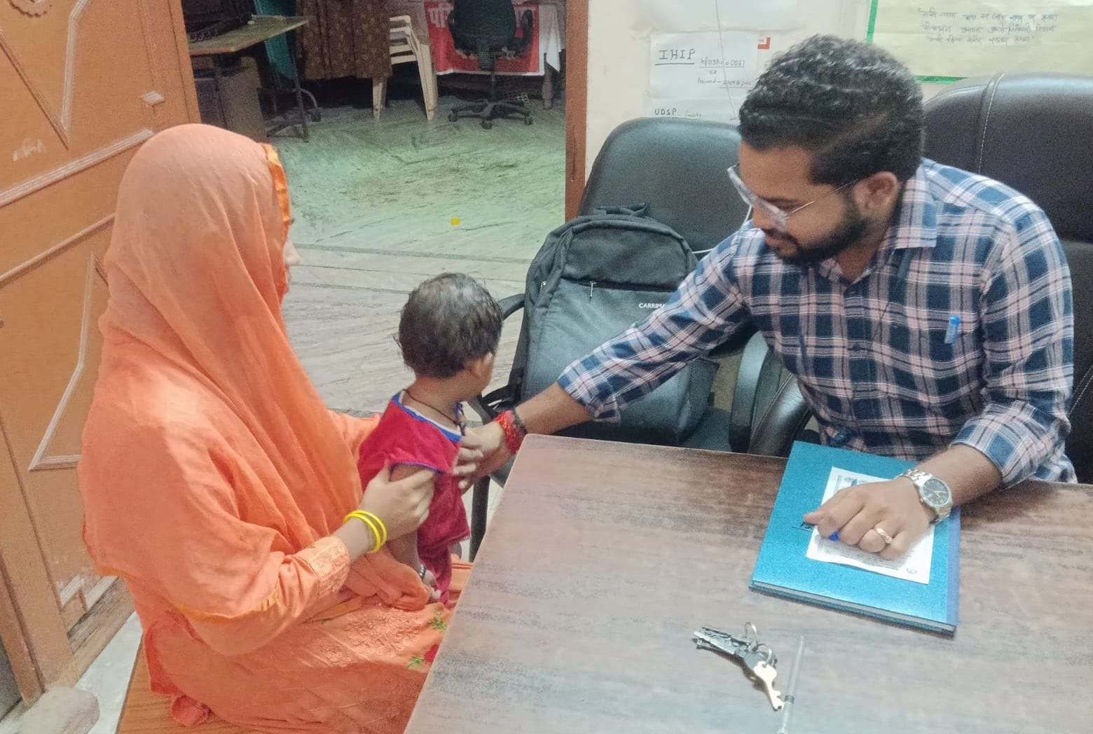 फोटो- 23- अर्बन पीएचसी चंदीपुरवा में मरीज का उपचार करते डॉ. मधुरम सिंह। संवाद